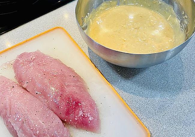 Salpimentamos el pavo y mezclamos ingredientes de la salsa