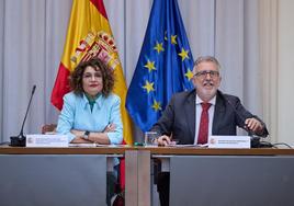 Los ministros de Hacienda, María Jesús Montero, y Política Territorial, Ángel Víctor Torres.