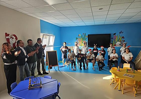 Autoridades esta tarde en el aula que se estrena este martes.