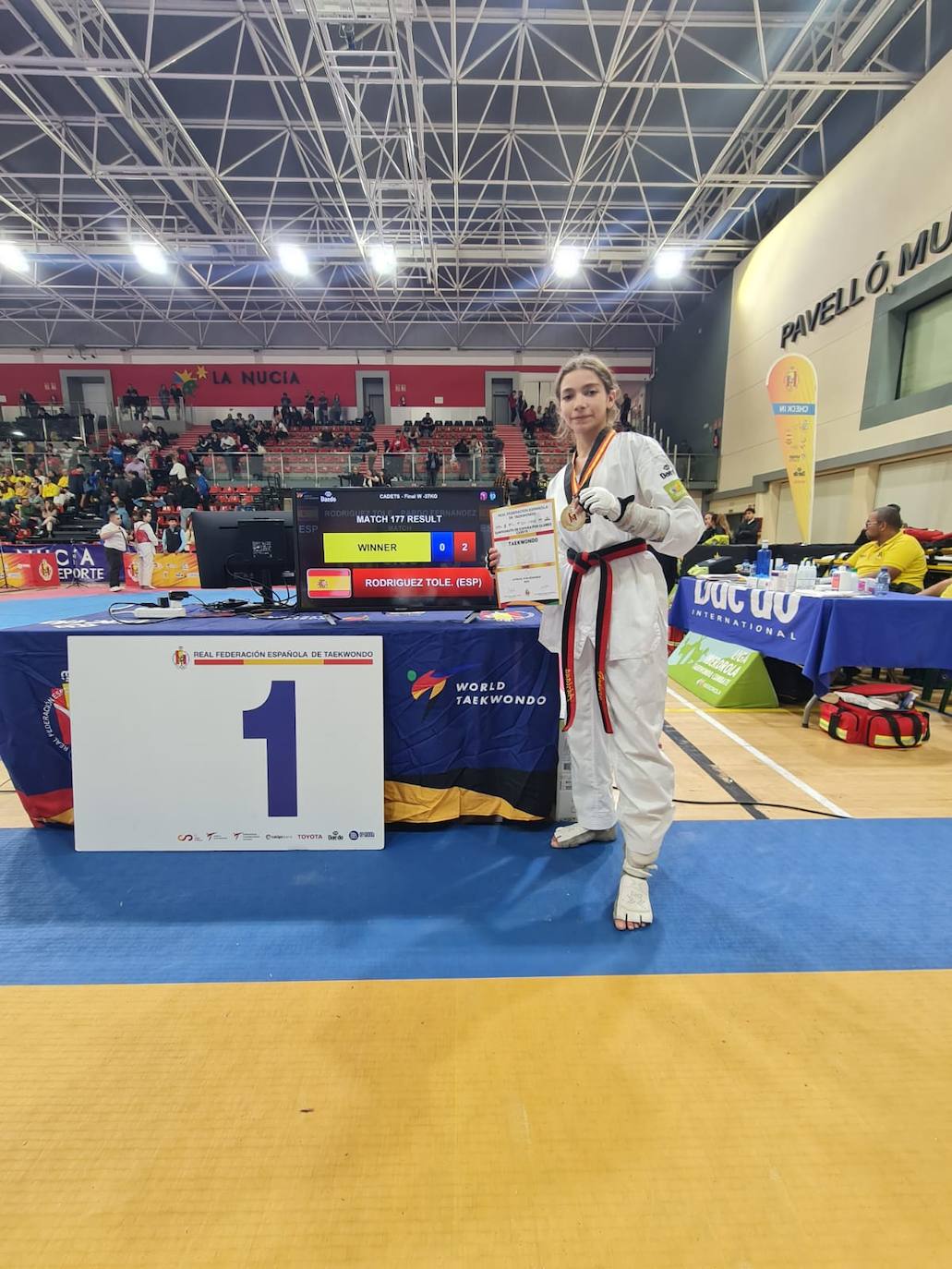 Adriana Rodríguez posa con su medalla de oro.