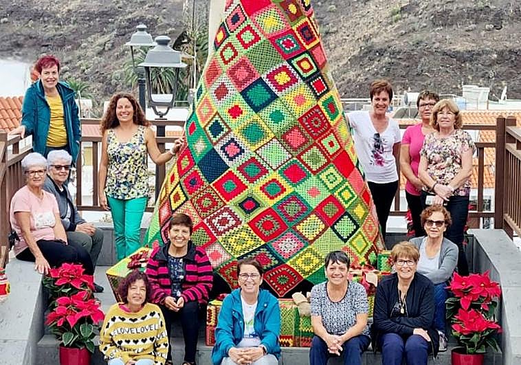 Imagen de las vecinas que hicieron posible este árbol de Navidad.