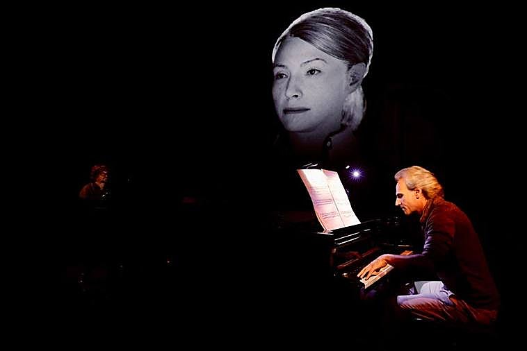 Pedro Halffter (a la derecha) y Juan Carlos Garvayo, este lunes, durante un ensayo de 'Klara' en el Teatro Pérez Galdós.