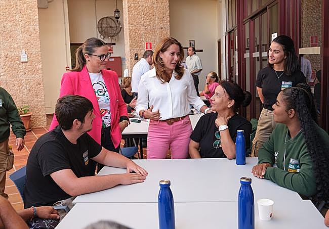 La consejera de Empleo, Nuria Cabrera, y la presidenta majorera Lola García, con alumnos y alumnas-trabajadoras de uno de los siete PFAE ahora mismo en marcha.