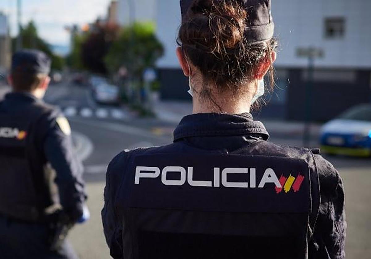 Imagen de archivo de dos agentes de la Policía Nacional.