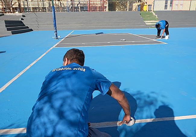 Alumnos-trabajadores, en plena faena de adecentamiento de canchas deportivas en colegios.