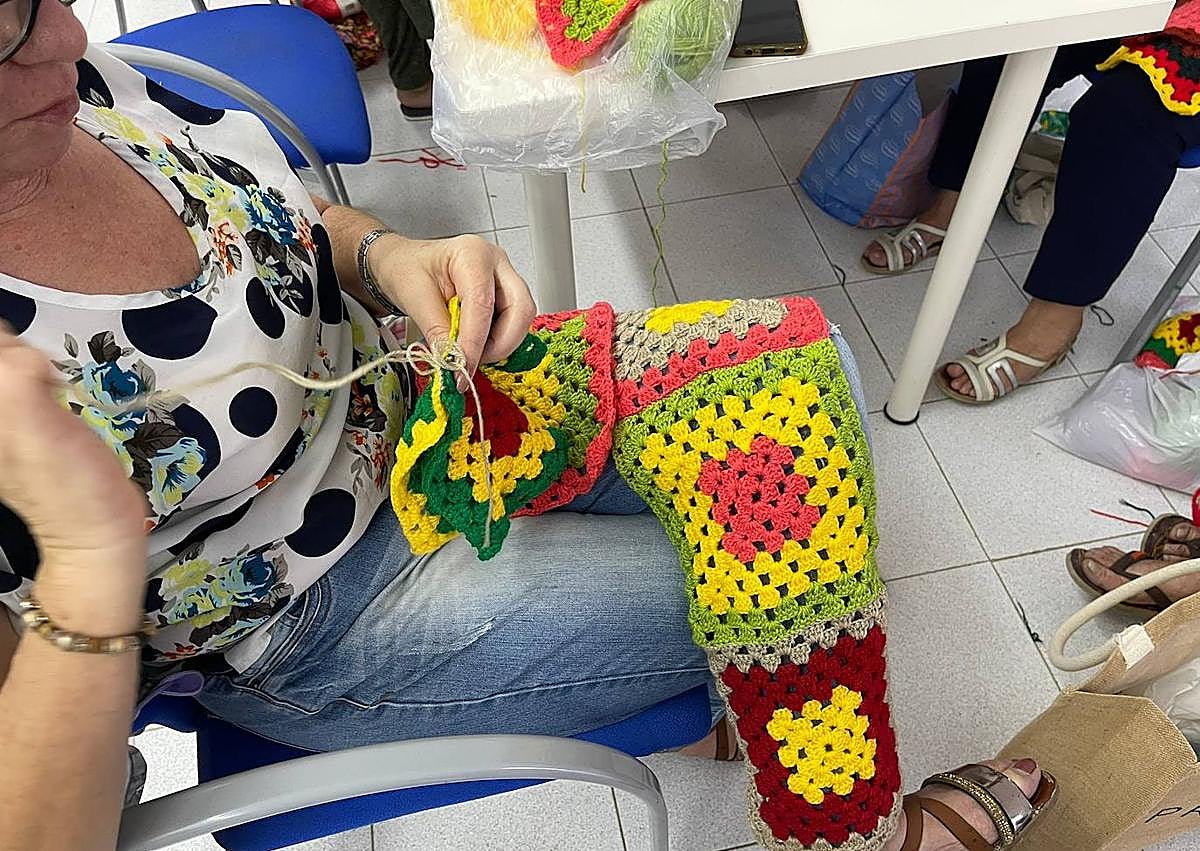 Imagen secundaria 1 - Imágenes del proceso de elaboración del árbol de Navidad por las vecinas de Veneguera.