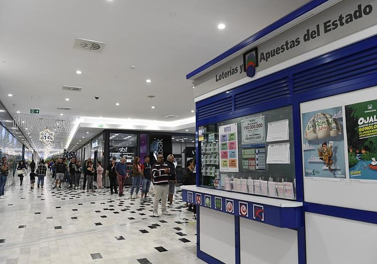 Venta de lotería en el Centro Comercial el Mirador