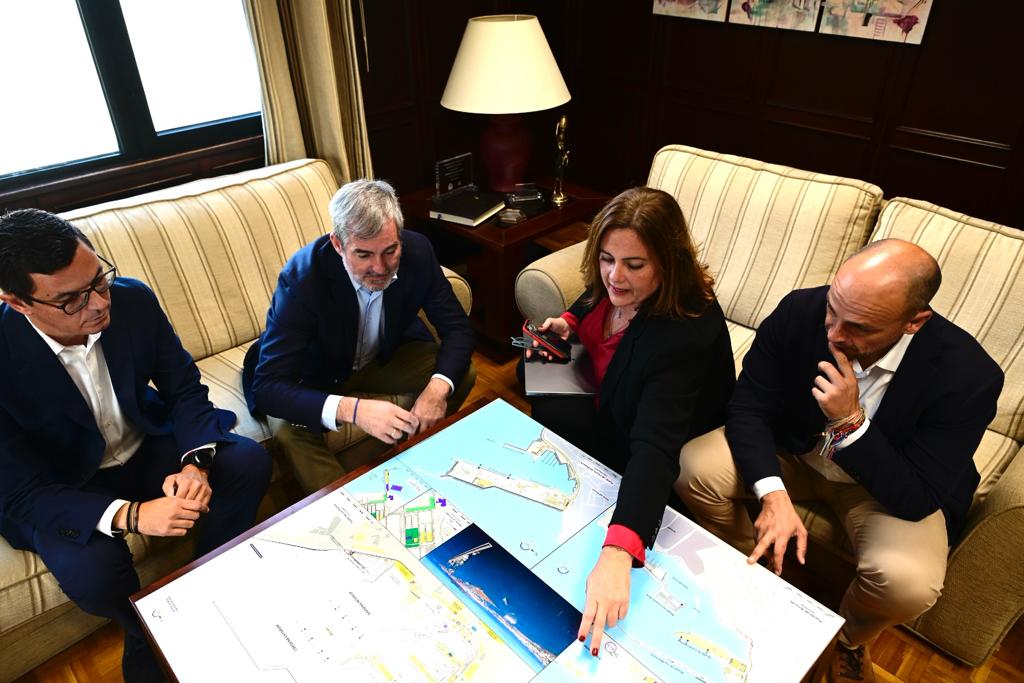 La visita de Clavijo al puerto de La Luz, en imágenes