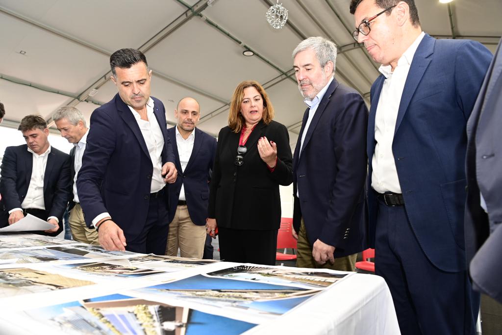 La visita de Clavijo al puerto de La Luz, en imágenes