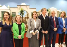 Patricia Hernández, Ana Oramas, el belenista Fernando Benítez, Astrid Pérez, Sebastián Franquis y Luz Reverón durante la inauguración del belén del Parlamento de Canarias.