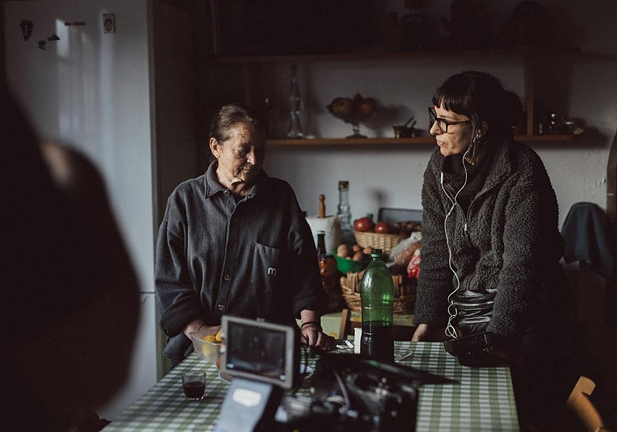 La cineasta grancanaria Macu Machín, en pleno rodaje de 'La hojarasca', en La Palma.