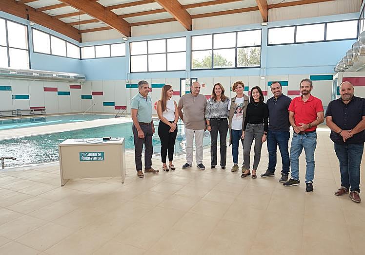 Cabildo y empresa adjudicataria, después de la firma.