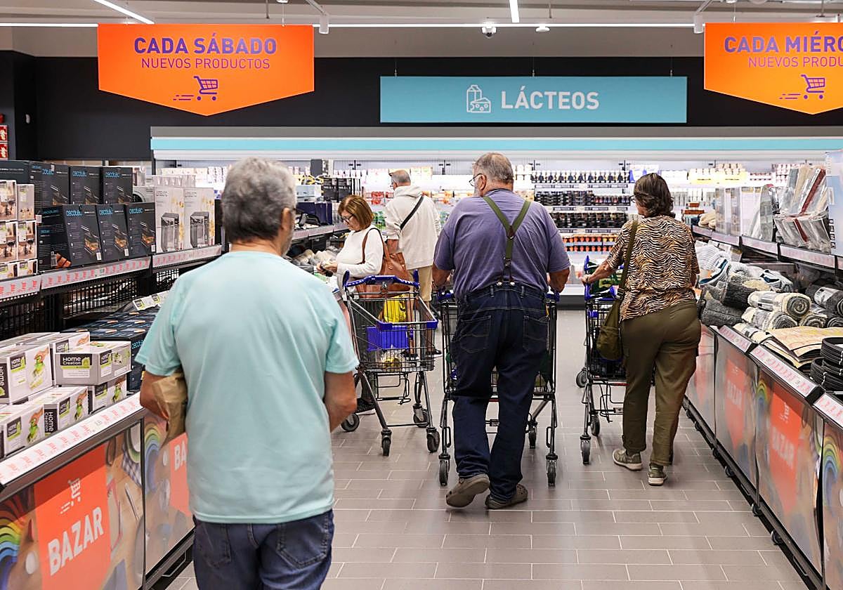 Clientes en Aldi de Playa Honda.
