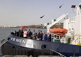 Autoridades y delegación de Boluda a bordo del 'Mencey'