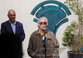 El presidente de la Mancomunidad, Sergio Nuez, y el artista Pepe Dámaso, junto a la escultura.