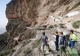 Las obras de saneamiento del cantil de Acusa Seca comenzaron este miércoles.