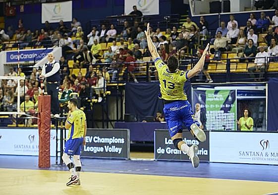 Paolo Zonca se dispone a sacar en una acción del partido en el CID.