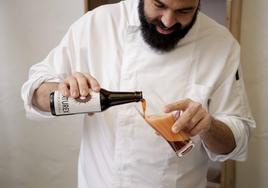 Javier Castillo sirve su cerveza hecha con cochinilla.