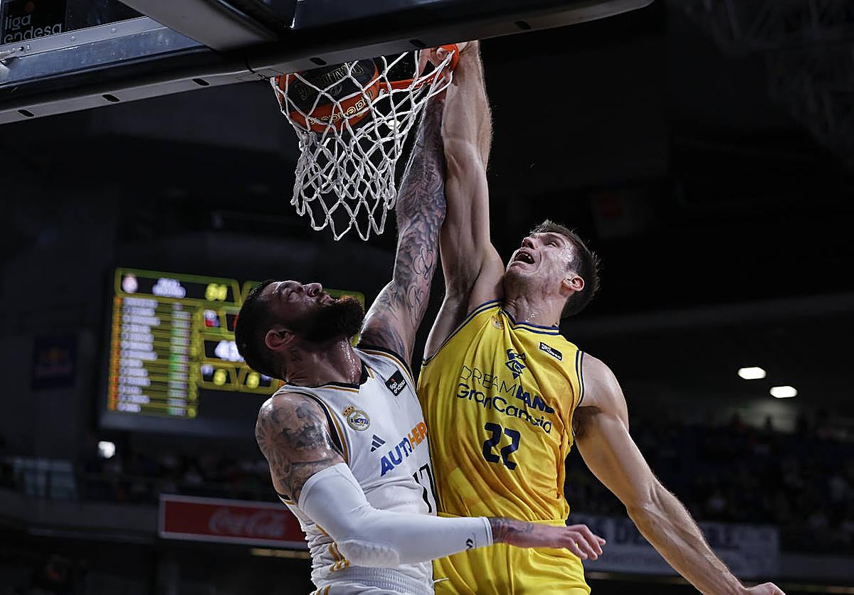 El interior norteamericano del Granca, Ethan Happ, machaca ante Vincet Poirier.