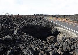 Vista del socavón que afecta al acceso a Los Hervideros.