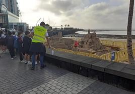 Alumnos del colegio Antonio Zerolo ante el belén de arena.