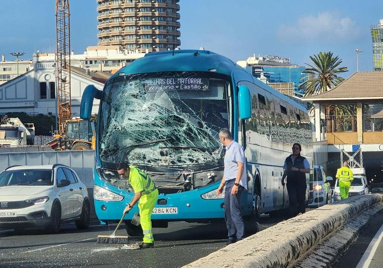 El crtistal de la guagua quedó destrozado tras el choque.