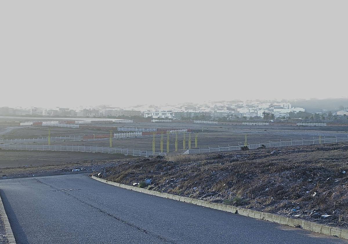 Vista general del entorno del límite sur de las pistas del aeropuerto. Al fondo, Carrizal.