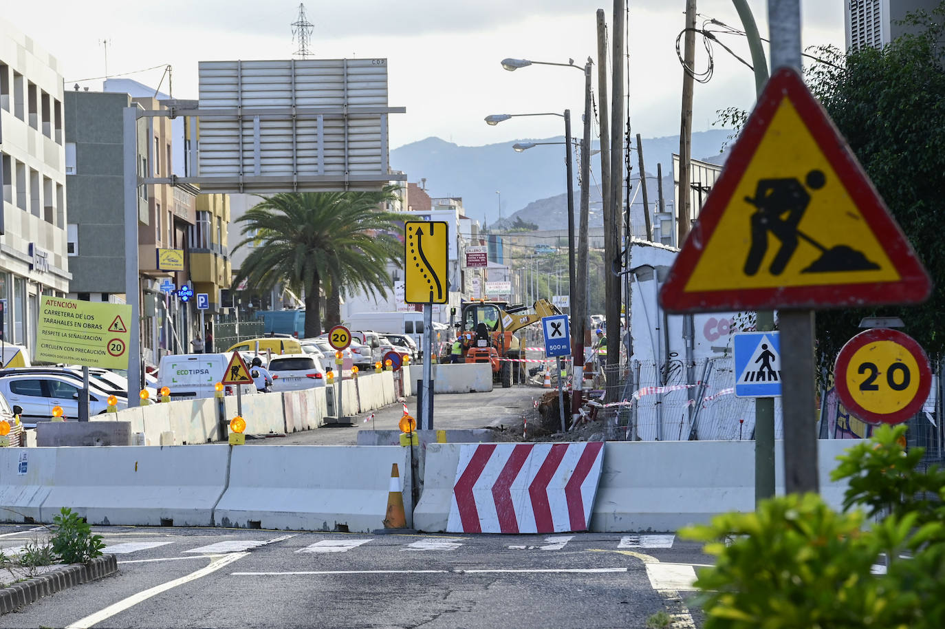 Trabajos a la altura del colegio público.