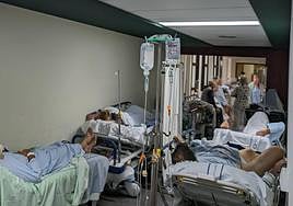 Pacientes en camillas a la espera de ser atendidos en Urgencias