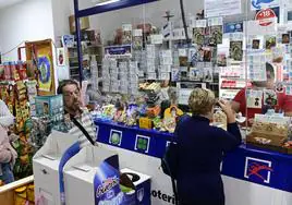 Las colas para hacerse con algún décimo no cesan desde primeras horas de la mañana en las administraciones y puntos de venta de lotería en Canarias. En la imagen, la oficina Caminito de Teror.