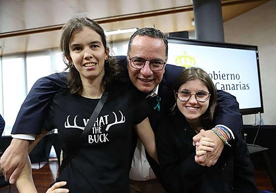 Texeida Santana, Poli Suárez y Sonia Miranda, ayer en la capital tinerfeña.