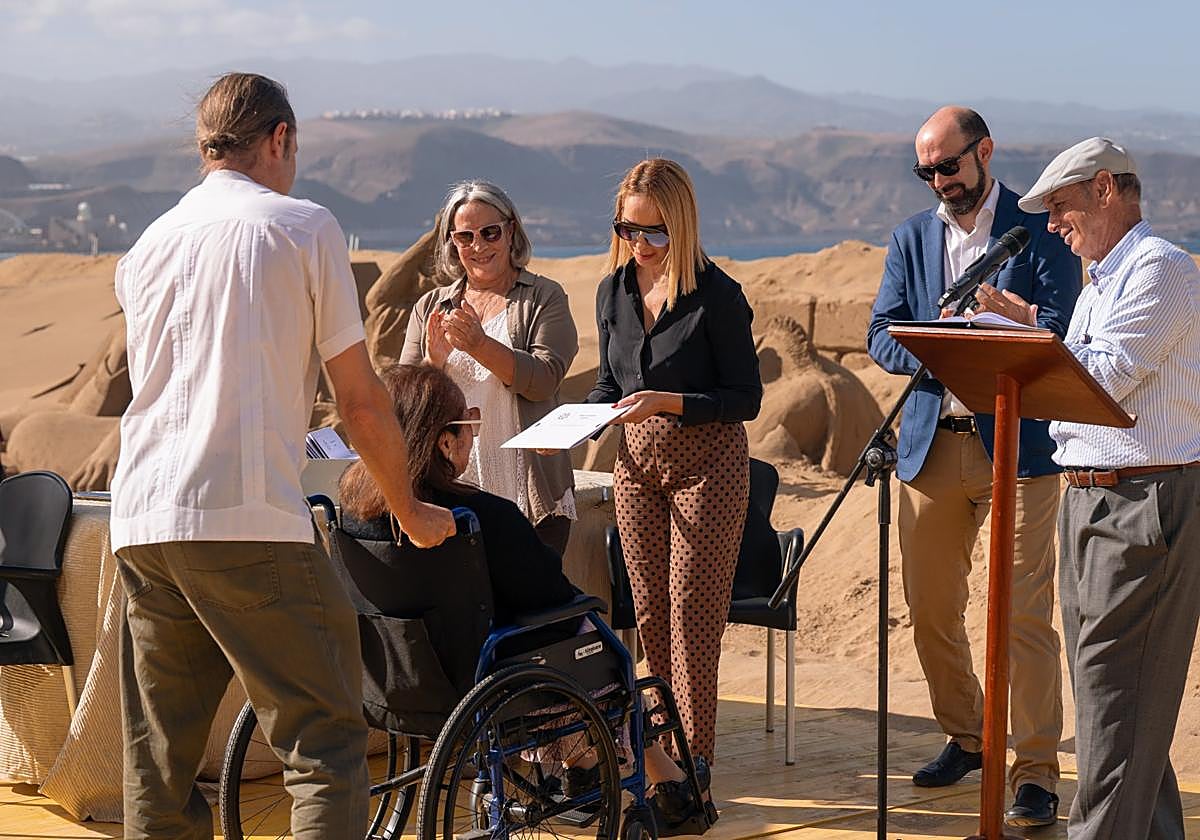 Guacimara Medina entrega uno de los premios.