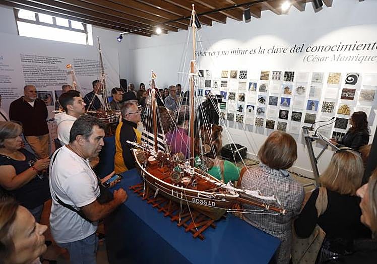 Familiares de 'Chalo' visitando la singular exposición marinera.