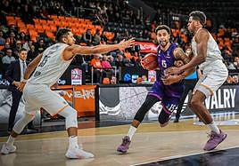 El alero norteamericano Sylven Landesberg supera a un defensor en el choque ante el ratiopharm.