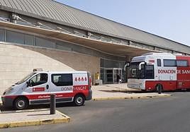 Los vehículos del ICHH, en el aeropuerto de Fuerteventura.