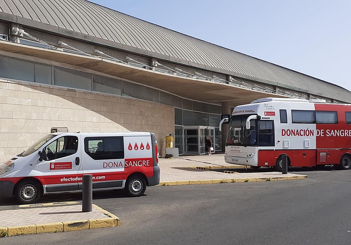 Los vehículos del ICHH, en el aeropuerto de Fuerteventura.