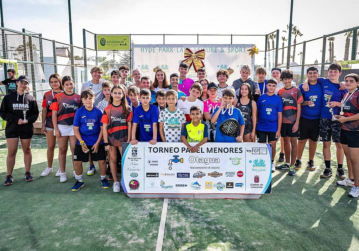 Foto de todos los premiados a la conclusión del evento.