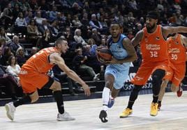 Jean Montero supera a dos jugadores del Valencia Basket.