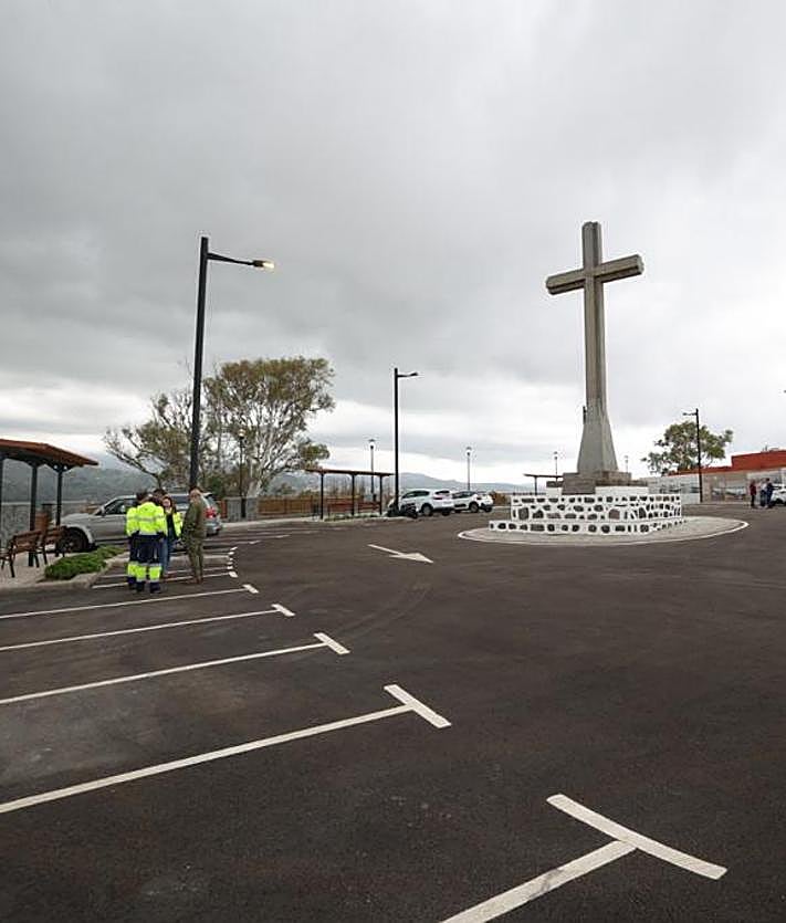 Imagen secundaria 2 - Imágenes de la inauguración del mirador de la Montaña de Arucas tras las obras.