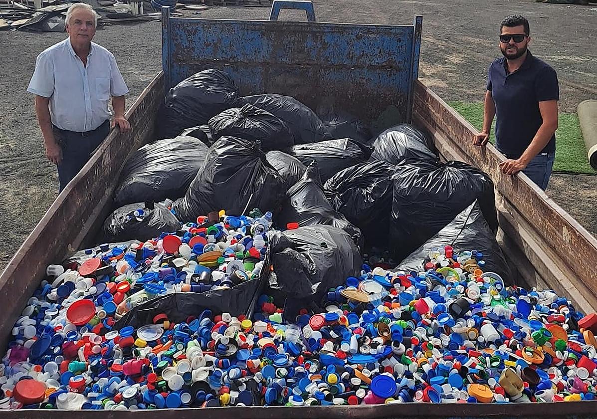 El concejal Miguel Andújar entregó los tapones a Juan Gutiérrez, representante de Asomasamen, con los tapones acopilados en los Corazones Solidarios repartidos por los pueblos de Tuineje.