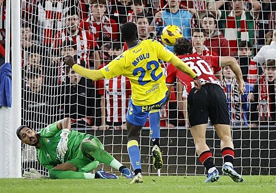 Unai Gómez mete de cabeza en el último minuto del partido.