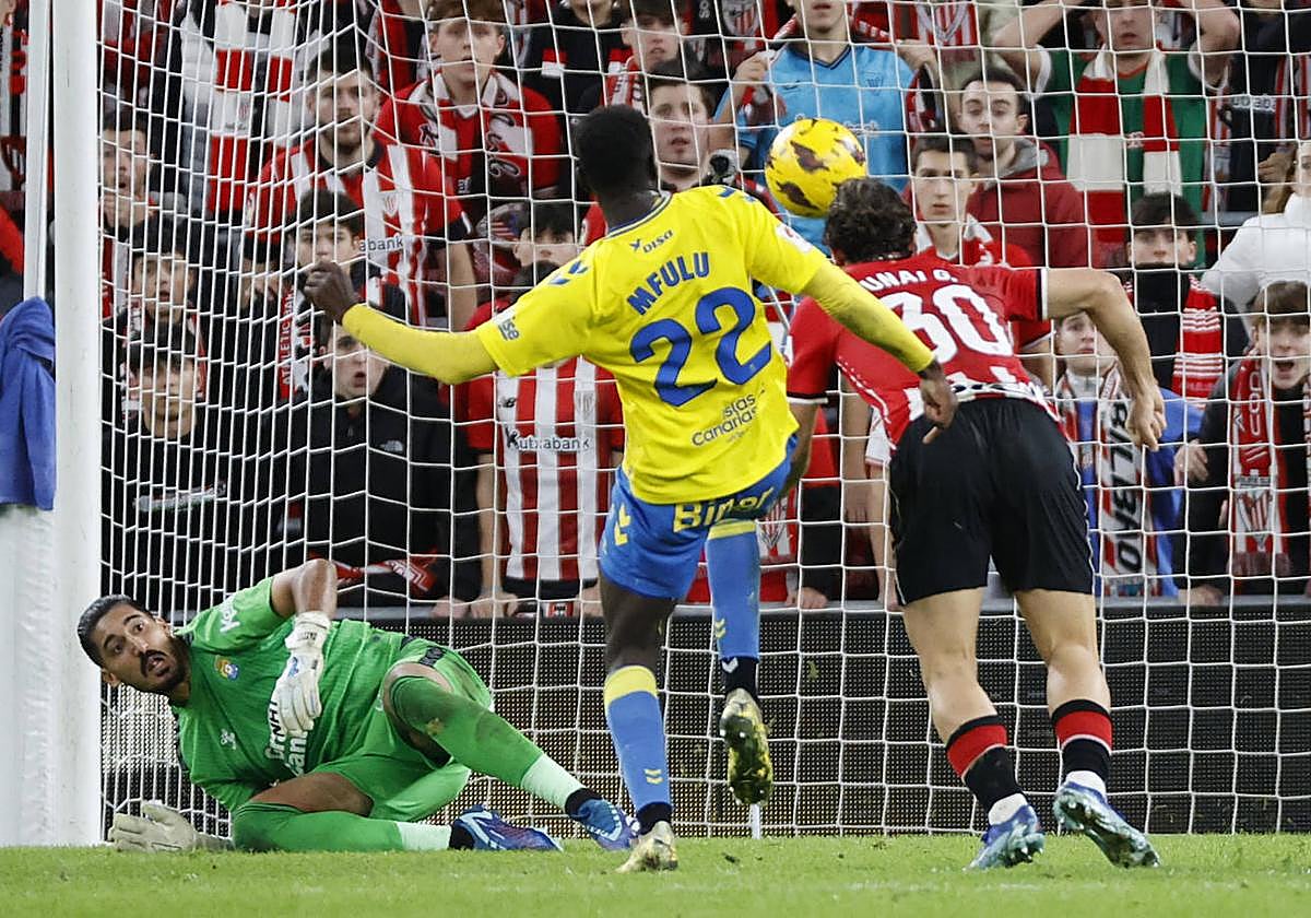 Unai Gómez mete de cabeza en el último minuto del partido.