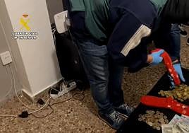 La Guardia Civil durante el registro.