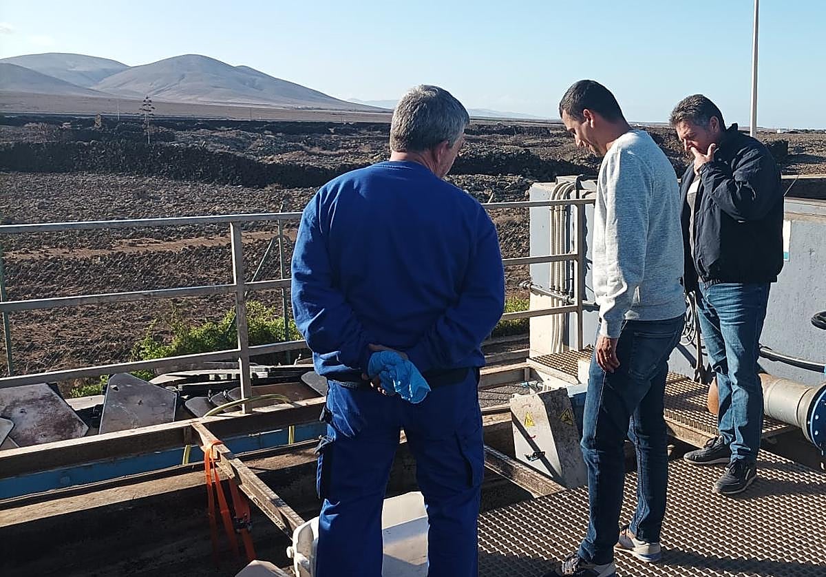Los concejales Julio Santana y Cristian Rodríguez, en la depuradora de El Roque, que da servicio a El Cotillo.