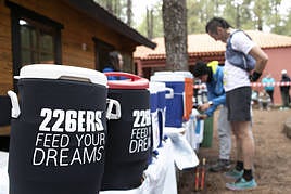 Corredor en un avituallamiento con productos de 226ERS.