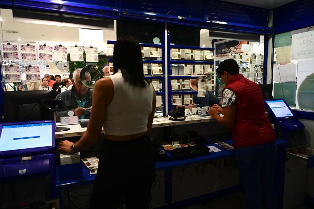 Los canarios llenan las administraciones de Lotería el día previo al Sorteo de Navidad