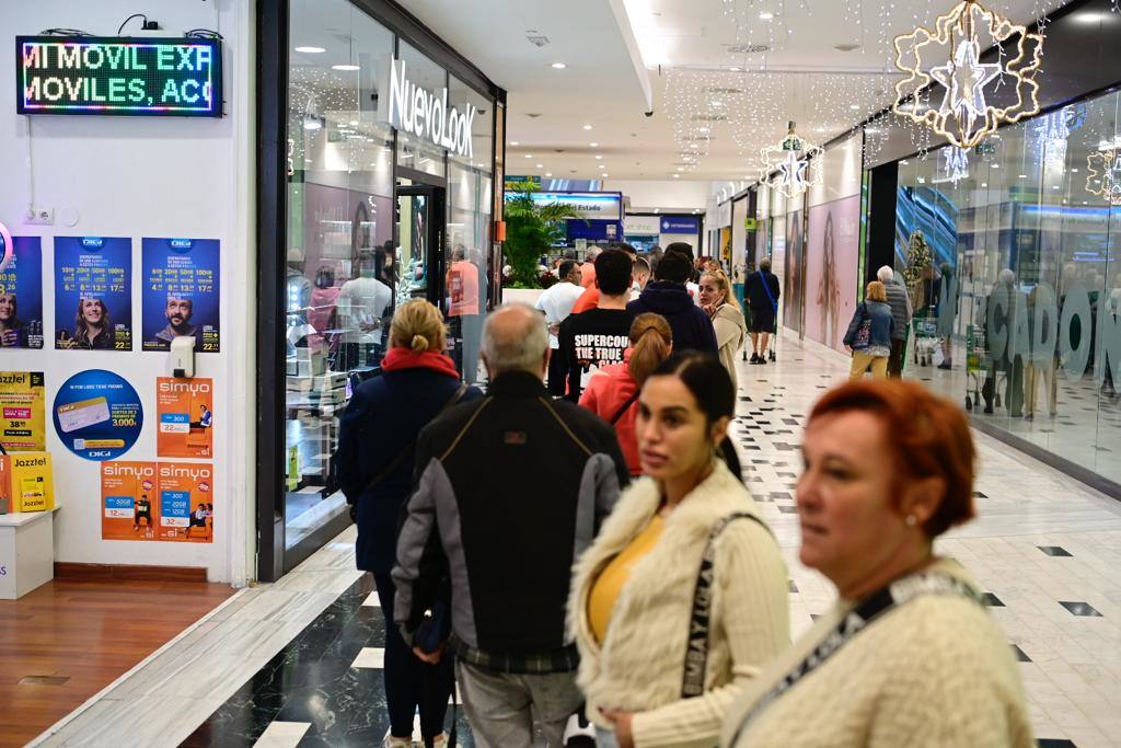 Los canarios llenan las administraciones de Lotería el día previo al Sorteo de Navidad