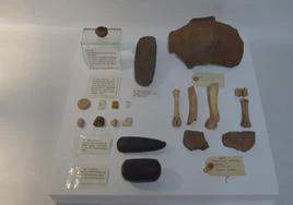 Restos arqueológicos de la cultura de los majos que lucen en la vitrina cero del Museo Arqueológico en homenaje a Roldán Verdejo y Vicentito Ruiz.