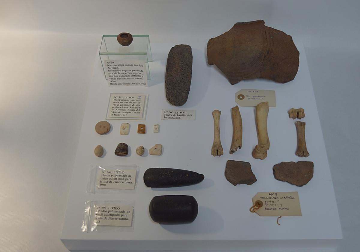 Restos arqueológicos de la cultura de los majos que lucen en la vitrina cero del Museo Arqueológico en homenaje a Roldán Verdejo y Vicentito Ruiz.