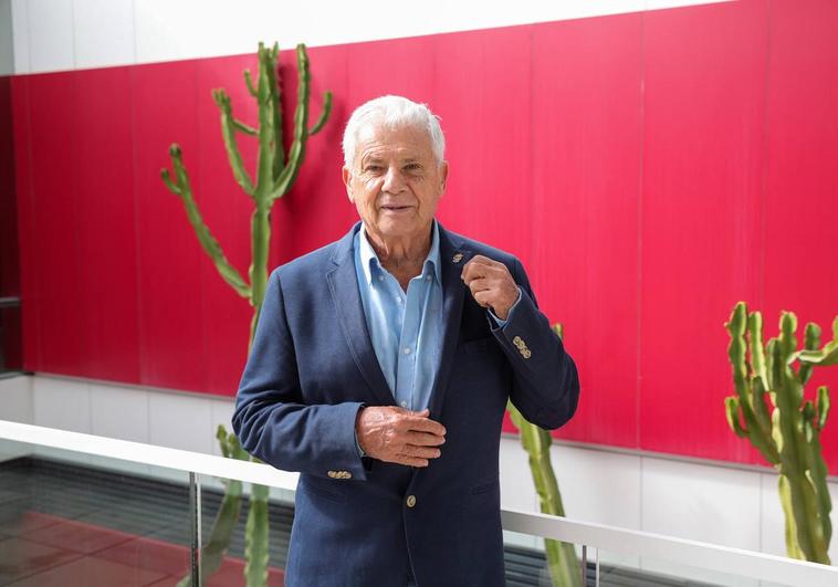 Luis Sicilia, luciendo orgulloso, en su solapa, la insignia de oro y brillantes de la UD.
